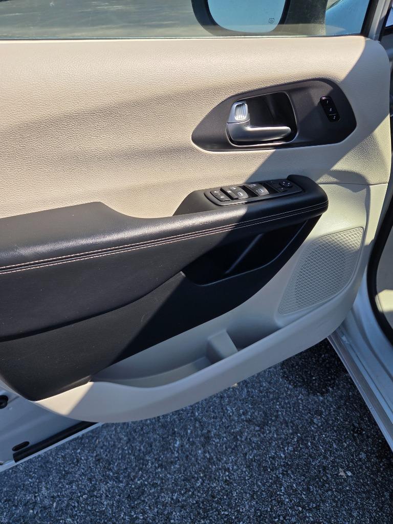 2023 Chrysler Pacifica Touring L - Photo 12