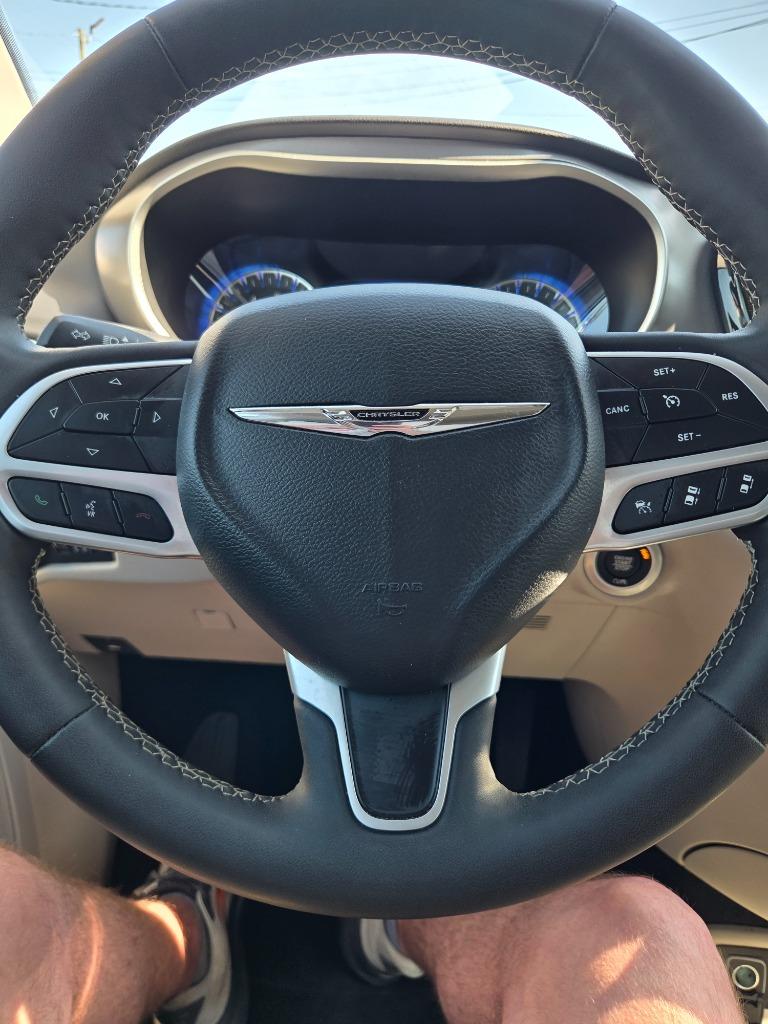 2023 Chrysler Pacifica Touring L - Photo 16